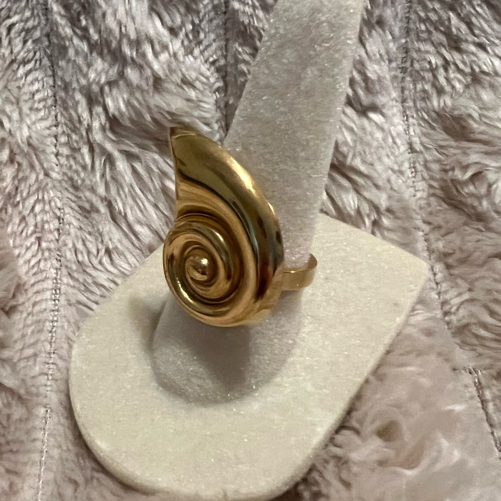 Gold Seashell Statement Ring Euc - image 2